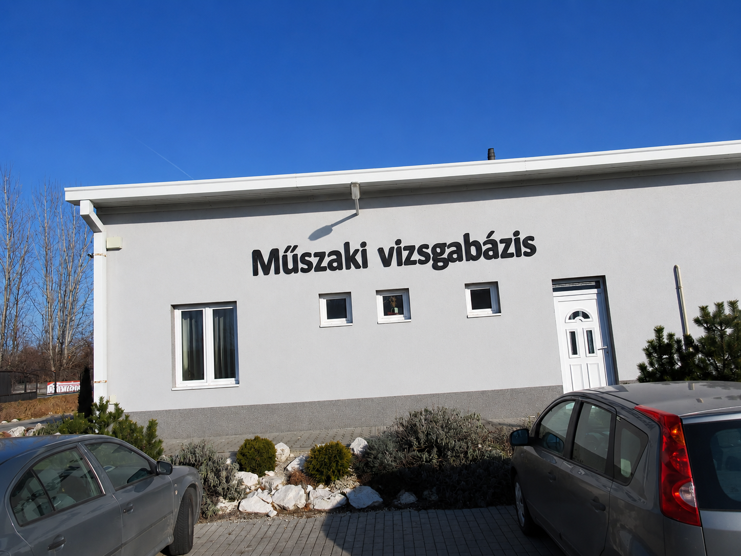 A P&P Autóbázis ügyfélbejárata és fogadóépülete Baján