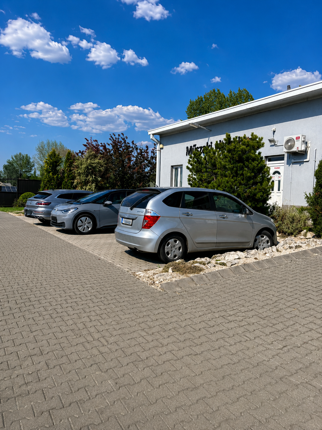 Parkolóhelyek a P&P Autóbázis bajai műszaki vizsgaállomása mellett